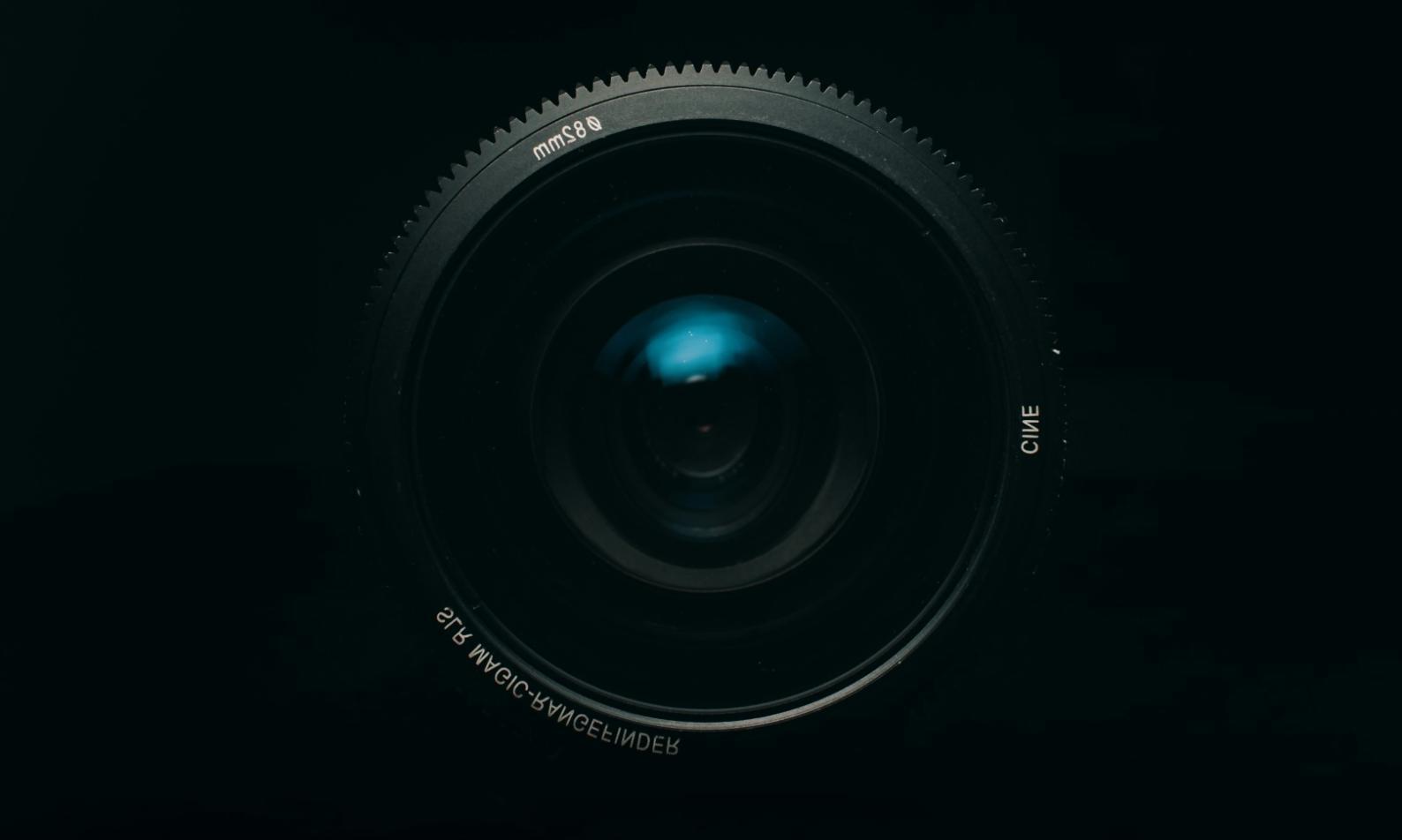 Postazione di lavoro per video editing con monitor e tastiera