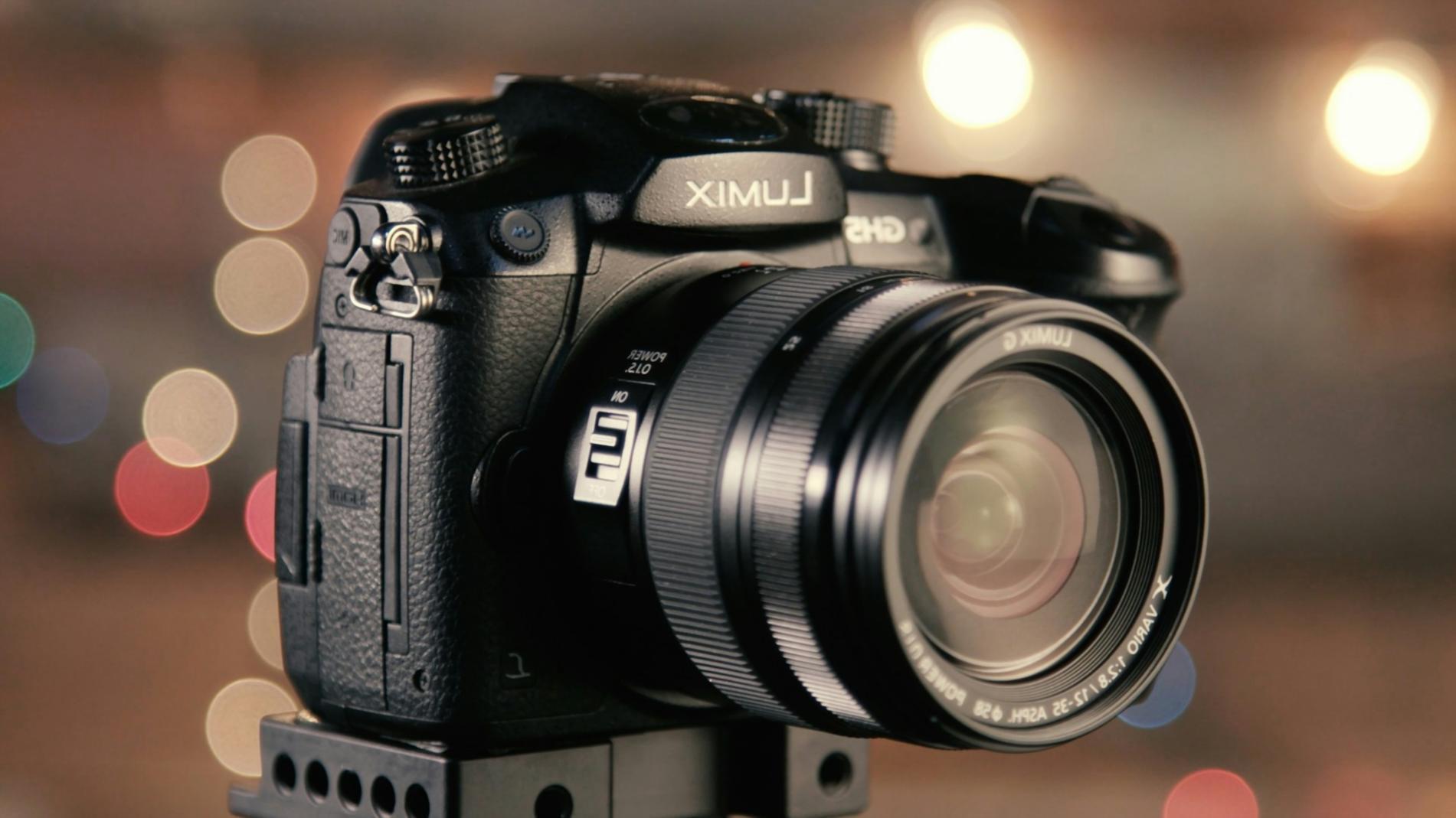 Professionista che lavora su un progetto di montaggio video complesso