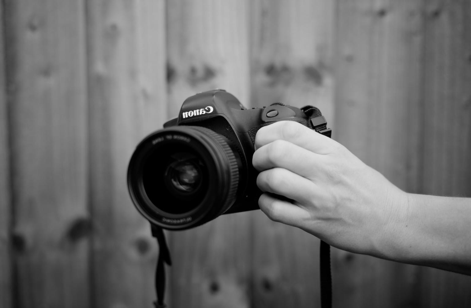 Studenti che lavorano su progetti di montaggio video